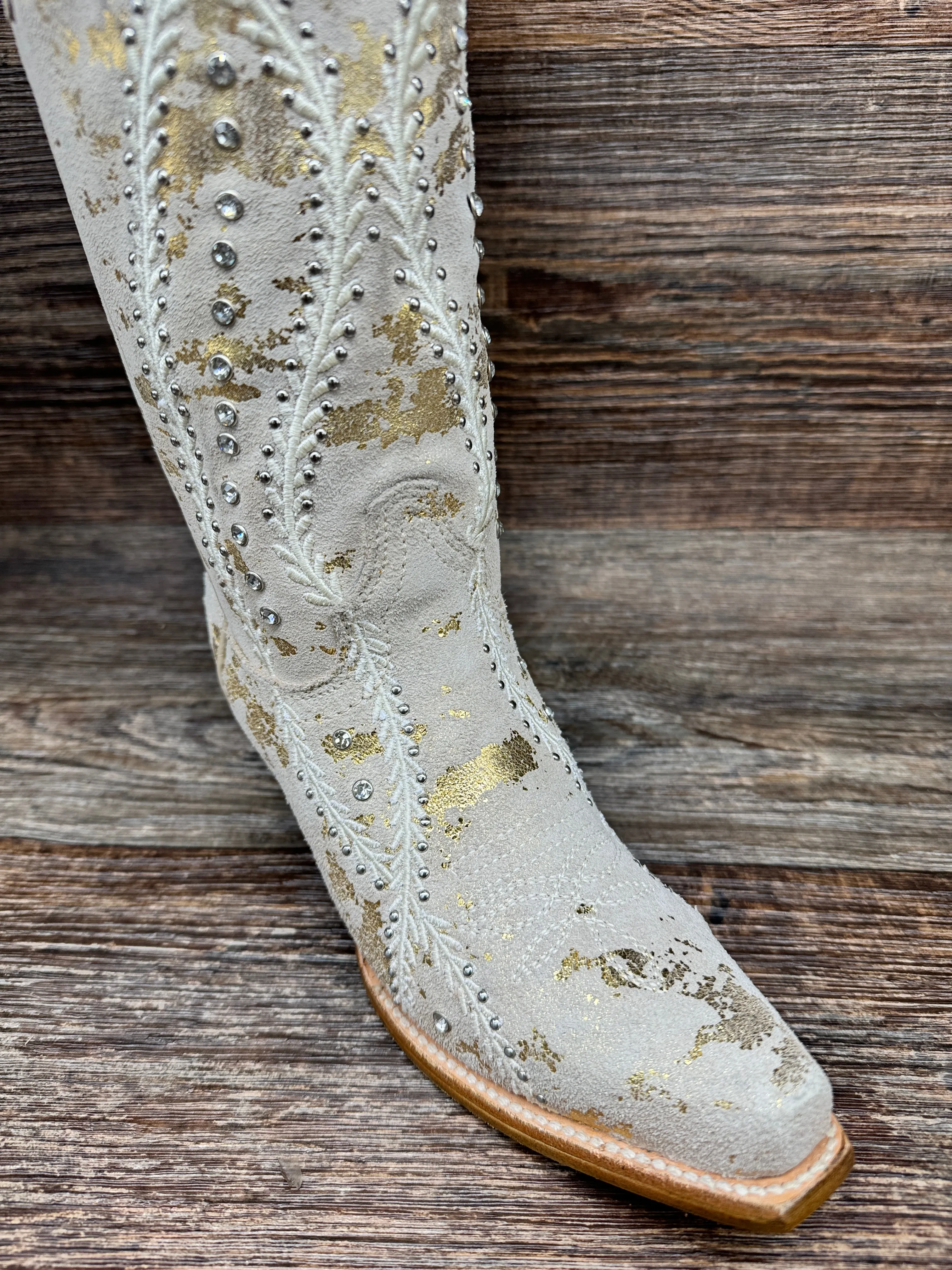 Z5246 Women's Snip Toe Western Boot with Gold and White Embroidery by Corral